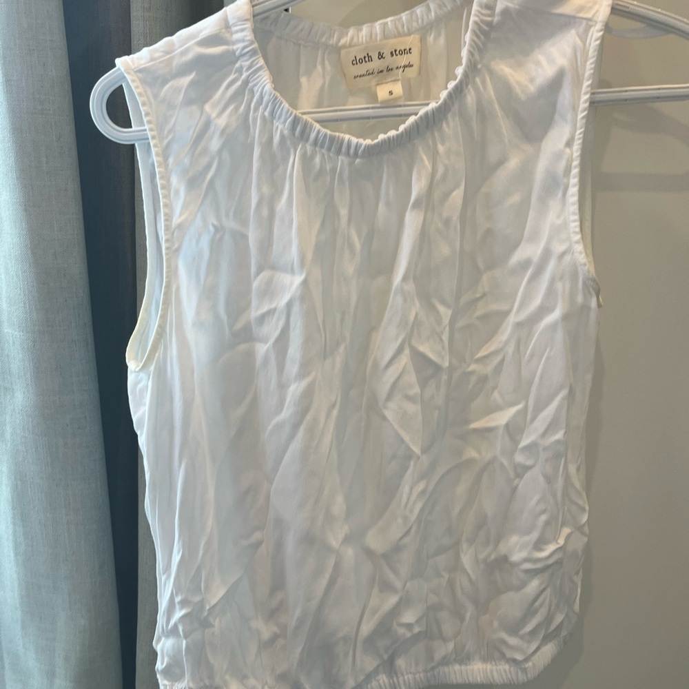 Cloth & Stone White Pleated Sleeveless Blouse